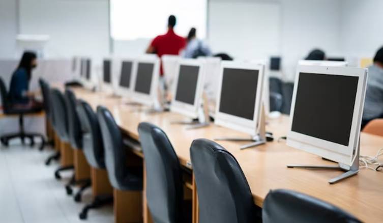 COMPETENZE DIGITALI SOLO PER IL 43% DEGLI ABRUZZESI: “SCUOLE OFFRANO STRUMENTI ADEGUATI”
