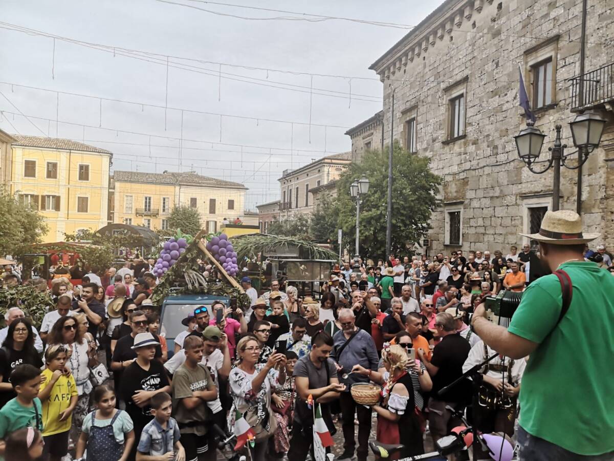 FESTA DELL’UVA AD ATRI: VENTI CARRI ALLEGORICI E TANTA PARTECIPAZIONE