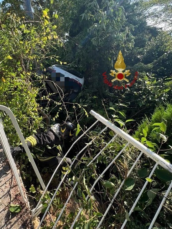 CITTA’ SANT’ANGELO: AUTO PRECIPITA IN SCARPATA, UN FERITO, INTERVENGONO VIGILI DEL FUOCO