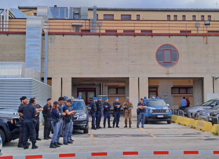 L’AQUILA, MESSINA DENARO: CARRO FUNEBRE ARRIVA ALL’OBITORIO