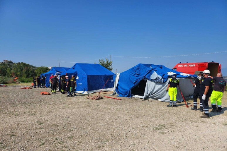 SCONTRO NEL CENTRODESTRA PER CPR IN ABRUZZO, A MANOPPELLO MIGRANTI NELLA TENDOPOLI
