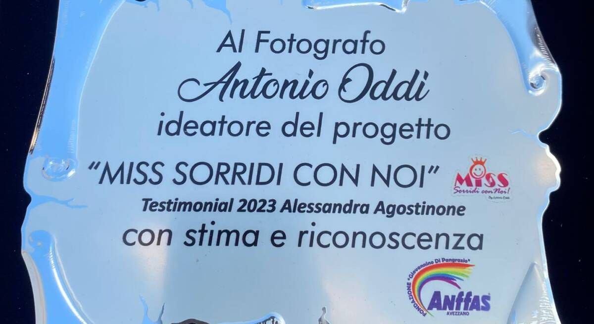 FOTOGRAFIA: ANTONIO ODDI PREMIATO DALL’ANFFAS A CELANO PER IL PROGETTO “MISS SORRIDI CON NOI”