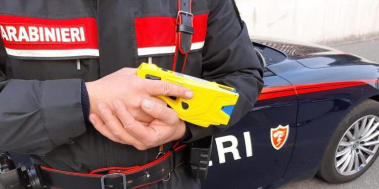 L’AQUILA: UOMO FERMATO CON TASER DOPO AGGRESSIONE, “STRUMENTO DI DIFESA NON LETALE”