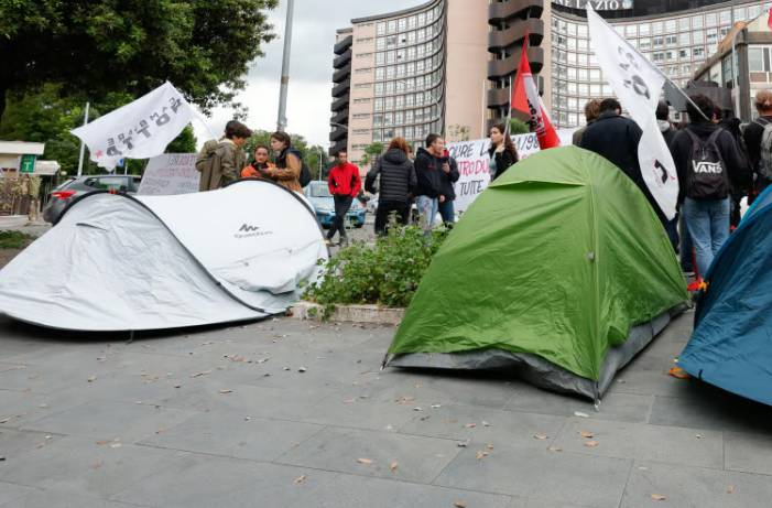 CARO AFFITTI: DOMANI PROTESTA STUDENTI CON TENDE E VALIGE ANCHE A L’AQUILA
