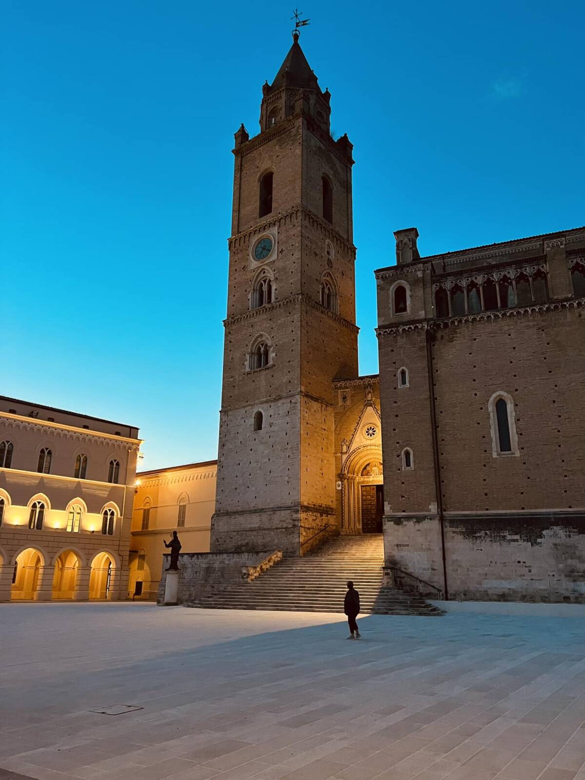 DOMANI INCONTRO A CHIETI PER CELEBRARE LA BELLEZZA DI PIAZZA S. GIUSTINO CON LETTURE E TESTIMONIANZE