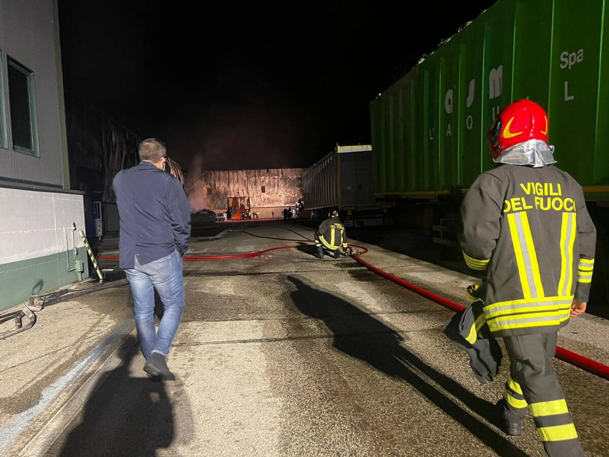 INCENDIO ASM L’AQUILA: ORDINANZA SINDACO, FINESTRE CHIUSE, ANZIANI IN CASA, CONDIZIONATORI SPENTI