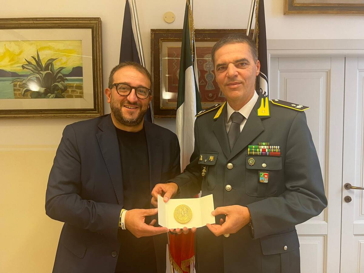 GUARDIA DI FINANZA L’AQUILA: IL GENERALE CASTRIGNANO’ VA IN PENSIONE, IL SALUTO DEL SINDACO BIONDI
