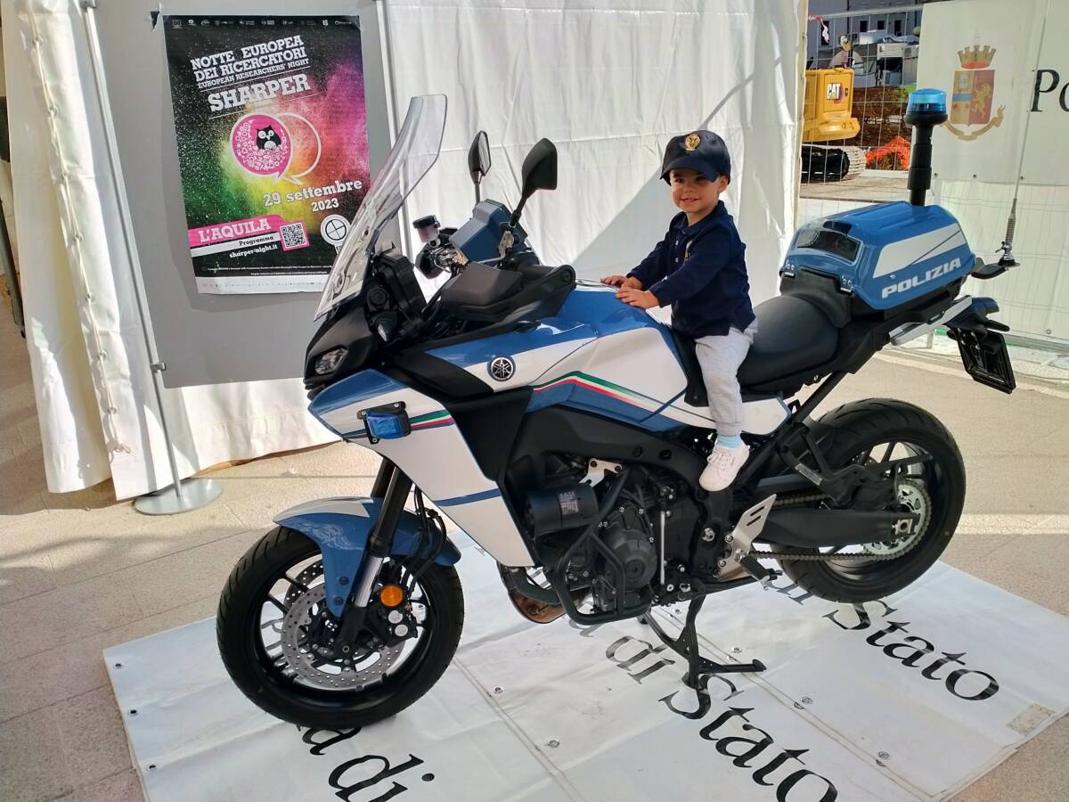 NOTTE DEI RICERCATORI ALL’AQUILA: INTERESSE PER GLI STAND DELLA POLIZIA E PER LA MOTO DELLE VOLANTI