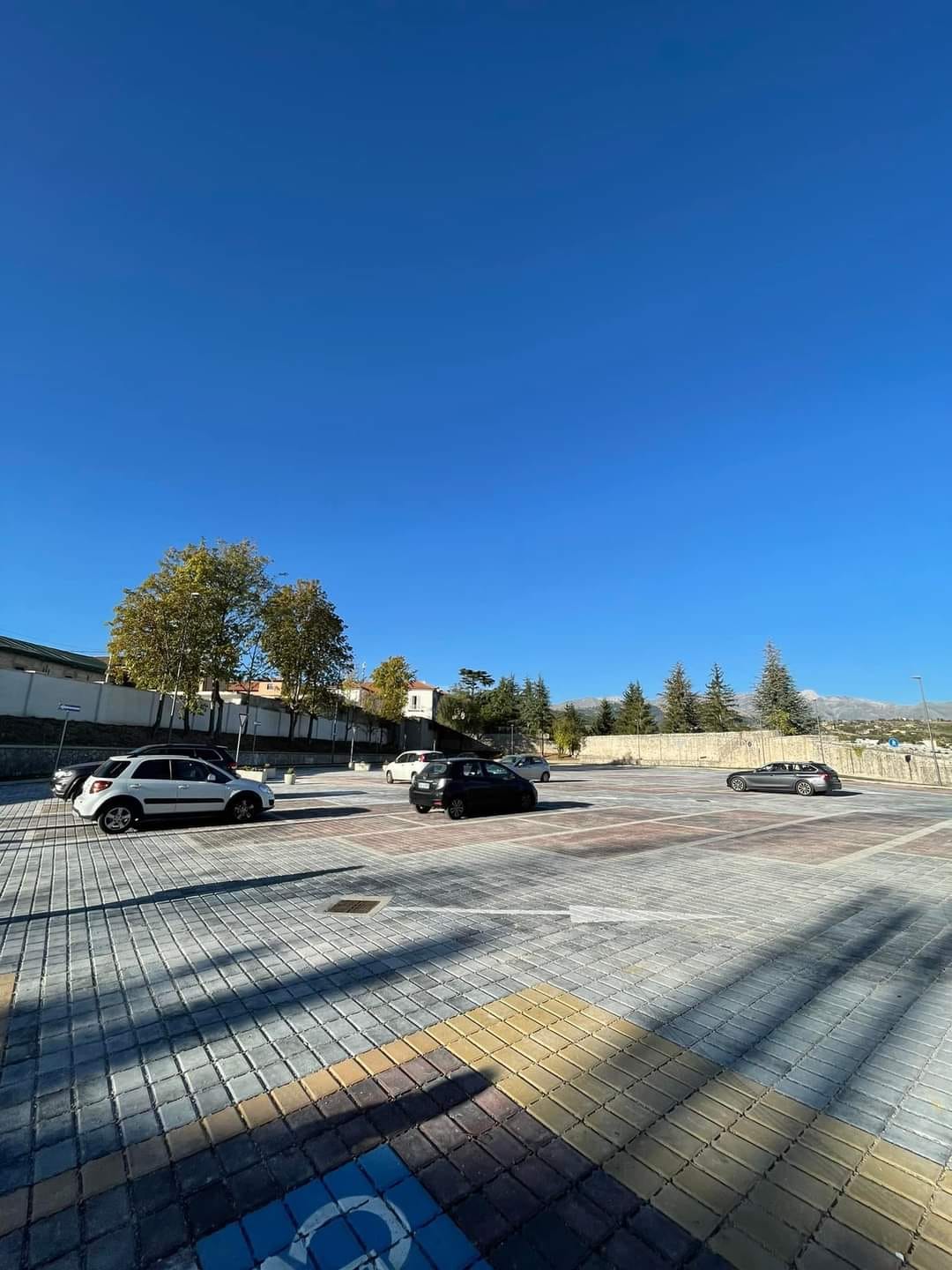 L’AQUILA: PARCHEGGIO PORTA LEONI, E’ GIA’ POLEMICA, “POCHE AUTO, TROPPI 2 EURO L’ORA”