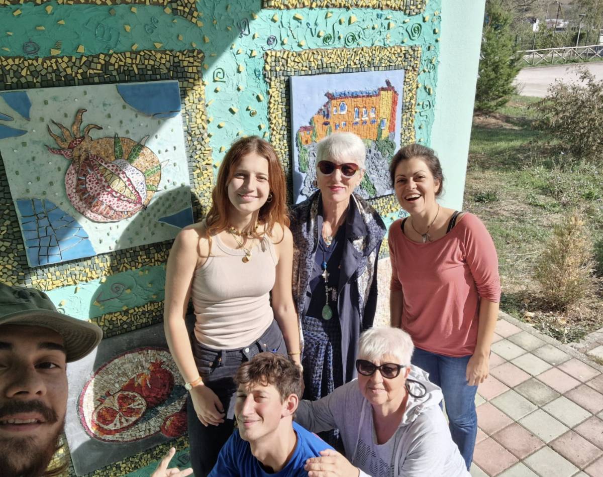 FOSSA: UN’INSTALLAZIONE DI MOSAICI PER RACCONTARE IL BEATO BERARDINO  NELLA SCUOLA ELEMENTARE