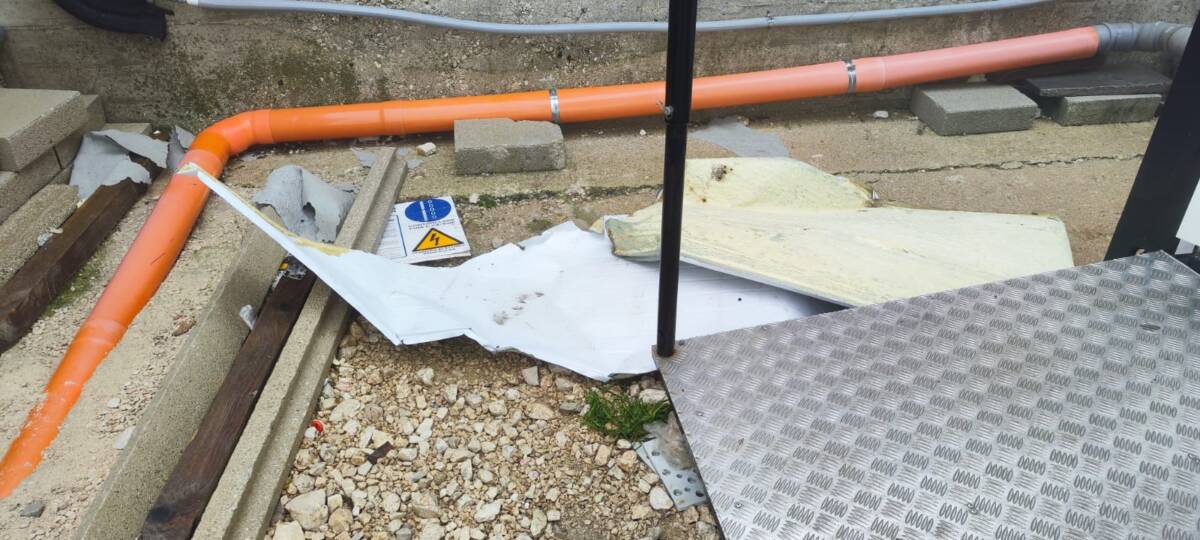 BUFERA DI VENTO A CAMPO IMPERATORE CON RAFFICHE A 100 ORARI: VOLANO PEZZI DI TETTO DALL’OSTELLO