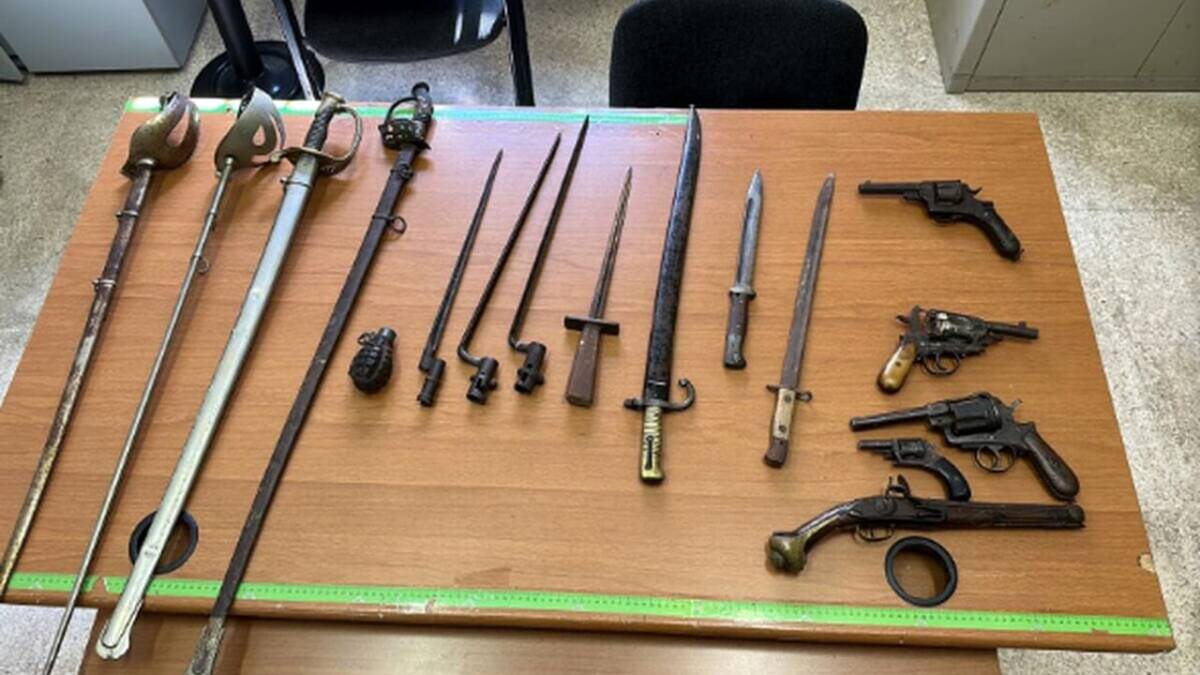 PESCARA: SEQUESTRATE NELLA CASA DI UN ANZIANO VECCHIE ARMI, SCIABOLE E UNA BOMBA SENZA ESPLOSIVO