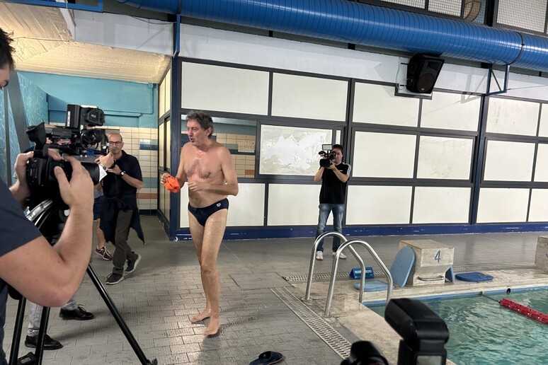 RIAPRONO LE NAIADI A PESCARA: TUFFO IN PISCINA PER IL PRESIDENTE DELLA REGIONE MARSILIO