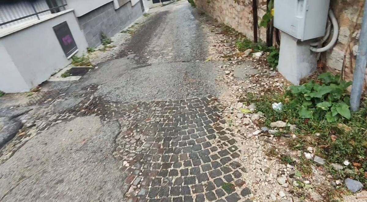 CADDE CON LA CARROZZINA PER LA STRADA SCONNESSA: DISABILE AQUILANO ORA HA PAURA DI USCIRE