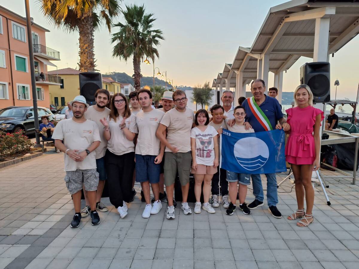 FOSSACESIA: IL SINDACO DONA LA BANDIERA BLU AI RAGAZZI DI “DIVERSAMENTE CHIOSCO”