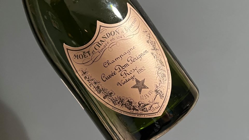 TENTA DI CORROMPERE CARABINIERI CON UNA BOTTIGLIA DI CHAMPAGNE: DENUNCIATO 19ENNE
