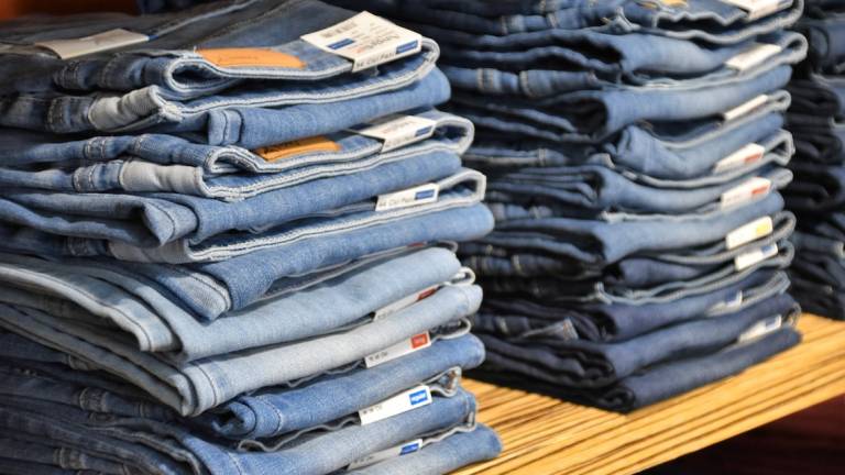 SPOLTORE: CERCA DI RUBARE JEANS IN NEGOZIO, DENUNCIATA 20ENNE