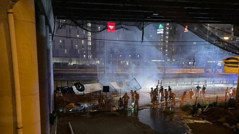 PULLMAN PRECIPITA DA CAVALCAVIA E VA A FUOCO: 21 MORTI A MESTRE, “SIAMO DISTRUTTI”