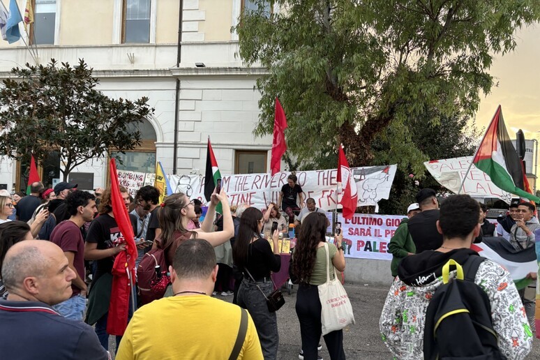 MANIFESTAZIONE PALESTINA: IN 200 A PESCARA, “STOP CRIMINI CONTRO L’UMANITA'”