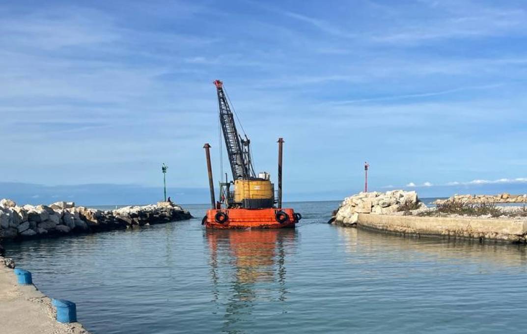 ROSETO: CON FERMO PESCA AL VIA MANUTENZIONE  FONDALI DEL PORTO