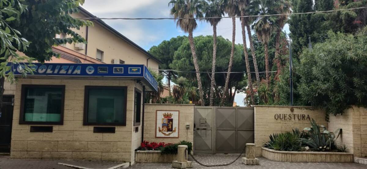 PESCARA: SORPRESA A VENDERE CELLULARE CONTRAFFATTO AD UN GIOVANE, DENUNCIATA ROMENA DI 32 ANNI