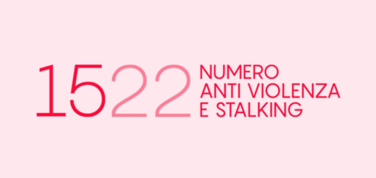 LOTTA CONTRO LA VIOLENZA SULLE DONNE, SU AUTOBUS DELL’AQUILA LA PUBBLICITA’ DEL NUMERO VERDE  1522