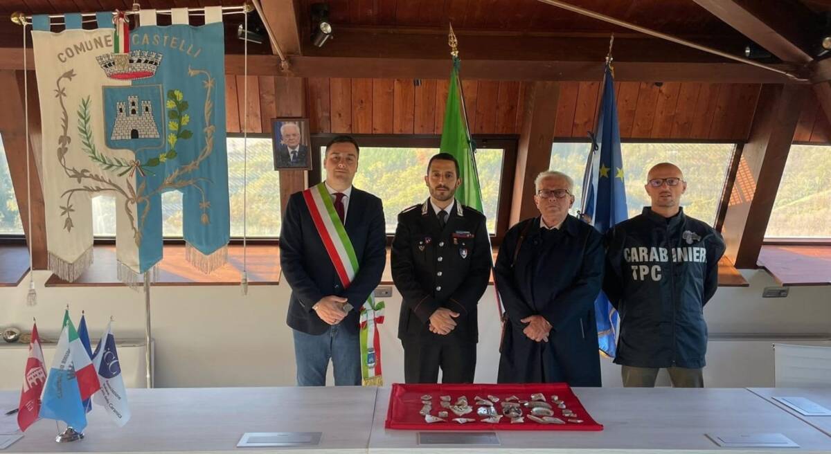 RECUPERATI DAI CARABINIERI 34 FRAMMENTI DI CERAMICA DI CASTELLI: DUE DENUNCE PER RICETTAZIONE