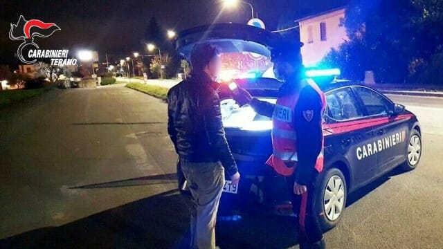 CONTROLLI NELLA NOTTE DEI CARABINIERI NEL TERAMANO: RITIRATE TRE PATENTI