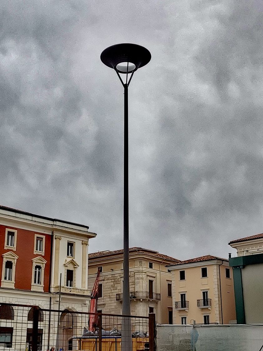 L’AQUILA: ARRIVANO I NUOVI LAMPIONI A PIAZZA DUOMO, E IMPAZZANO POLEMICHE SOCIAL