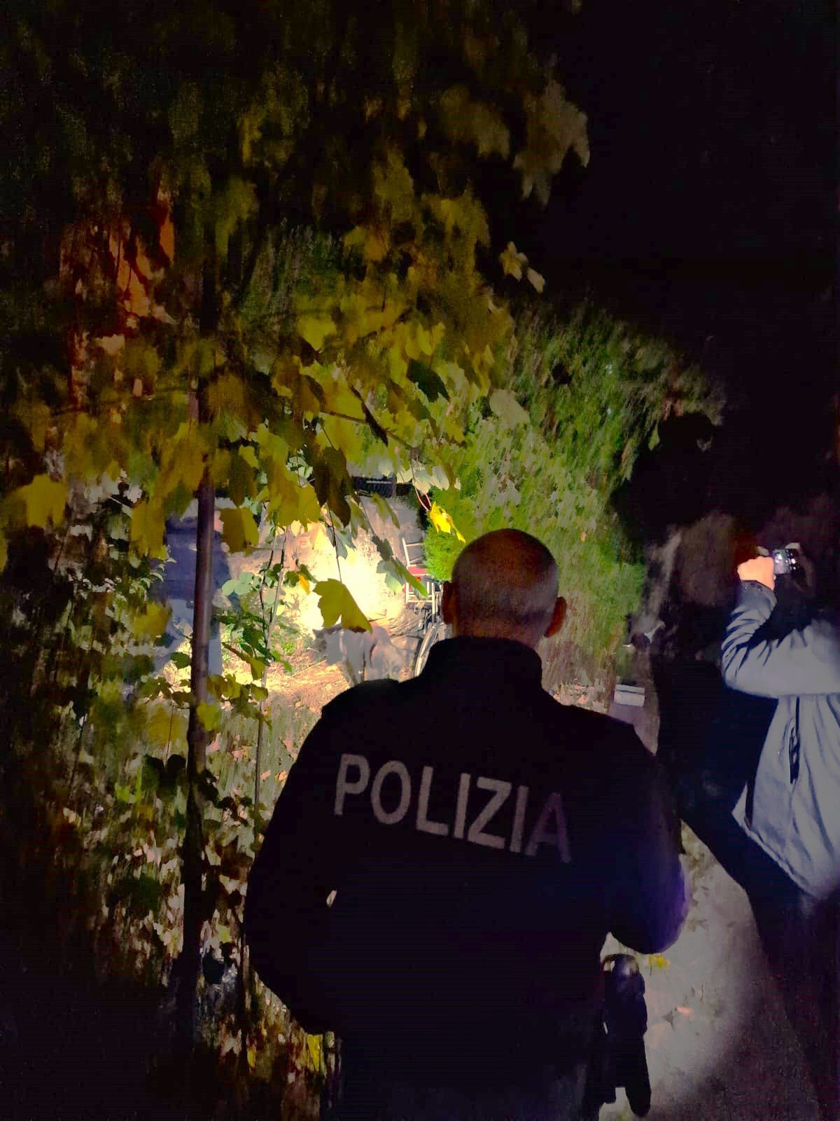 DANNEGGIA UNA VETRINA AD AVEZZANO E SI FERISCE: STRANIERO DENUNCIATO DALLA POLIZIA