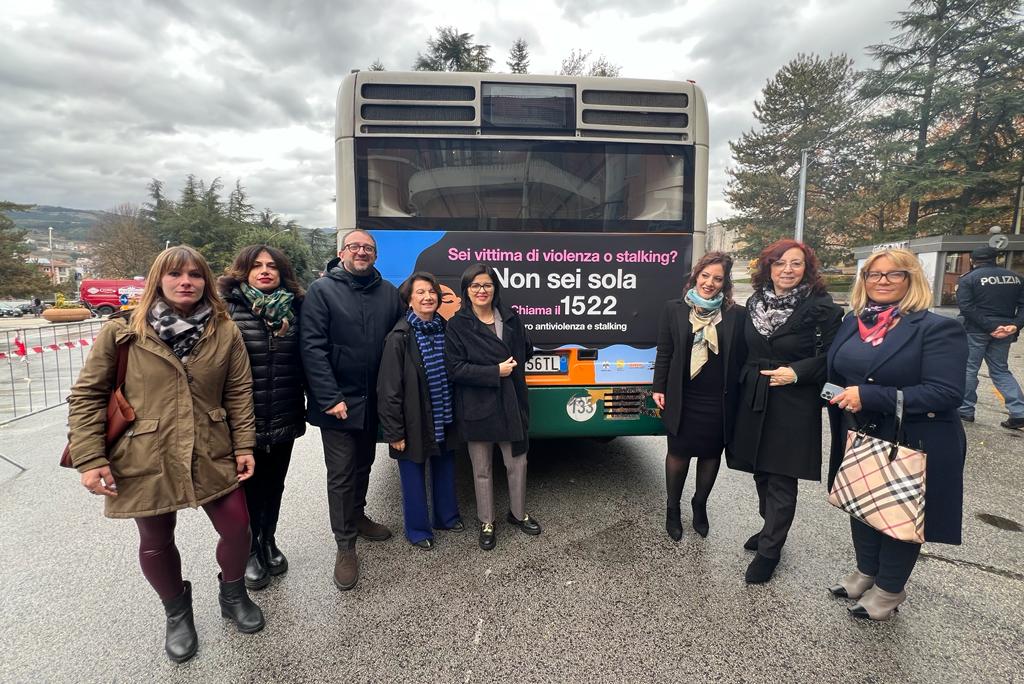 VIOLENZA DI GENERE: CAMPAGNA “1522” PARTE ALL’AQUILA CON LA MINISTRA ROCCELLA
