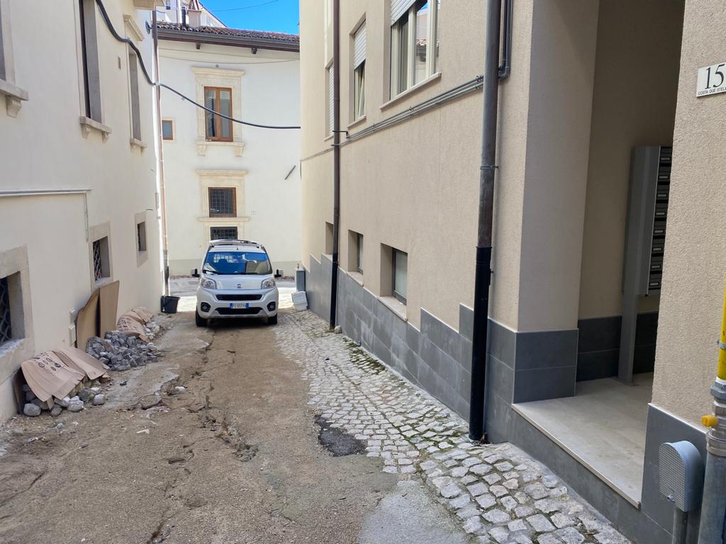 L’AQUILA: LA PROTESTA DI UNA RESIDENTE, “A COSTA DUE STELLE FANGHIGLIA, FOSSE E DISINTERESSE”