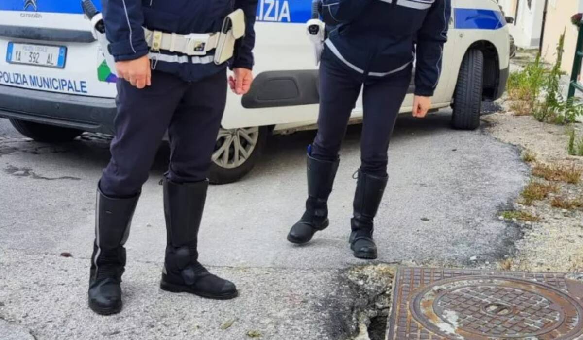 L’AQUILA: BUCA E TOMBINO PERICOLOSI A PORTA RIVERA. SUL POSTO POLIZIA MUNICIPALE  E COMUNE