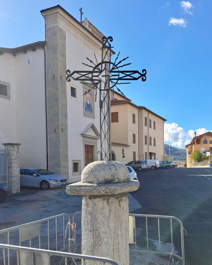 RIPOSIZIONATA LA CROCE IN PIAZZA DEL SANTUARIO NELLA FRAZIONE AQUILANA DI ROIO POGGIO
