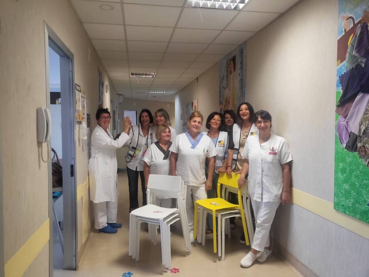 DONATE SEDIE COLORATE PER RENDERE PIU’ ACCOGLIENTE IL REPARTO DI PEDIATRIA DI VASTO