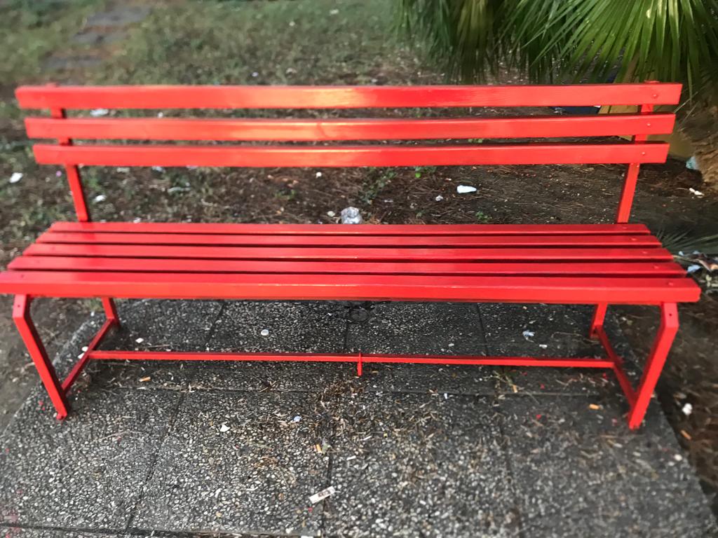 TINTEGGIATE DI ROSSO 25 PANCHINE NEI PARCHI DI PESCARA PER DIRE NO ALLA VIOLENZA SULLE DONNE
