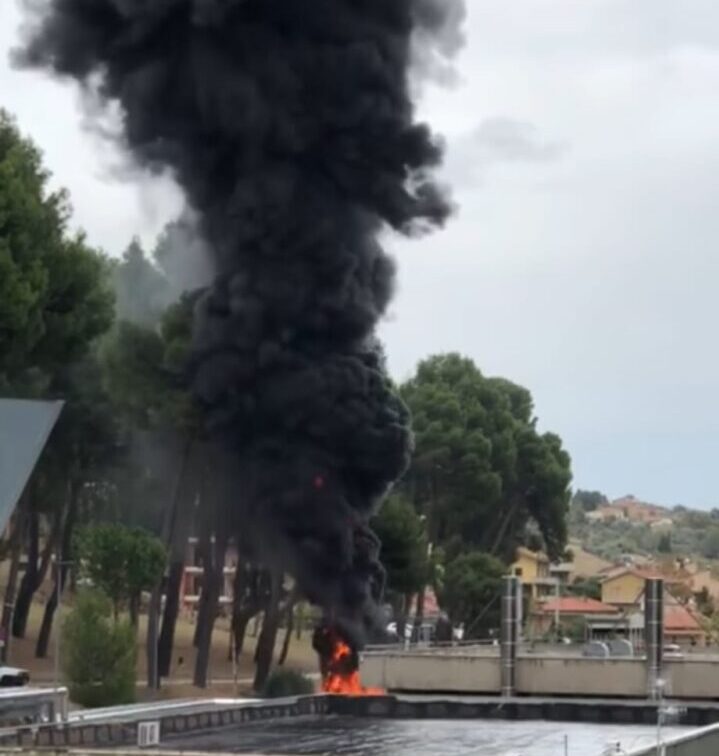 A FUOCO LA TORRE DI RAFFREDDAMENTO VICINO ALL’OSPEDALE DI TERAMO. SPENTE LE FIAMME