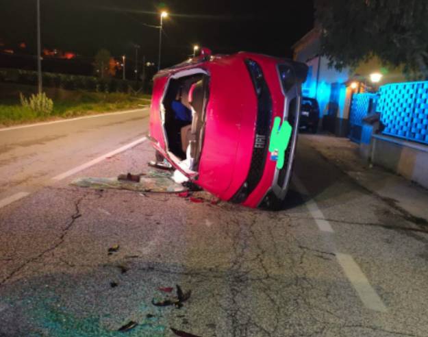 INCIDENTE A L’AQUILA, AUTO SI RIBALTA: DUE FERITI