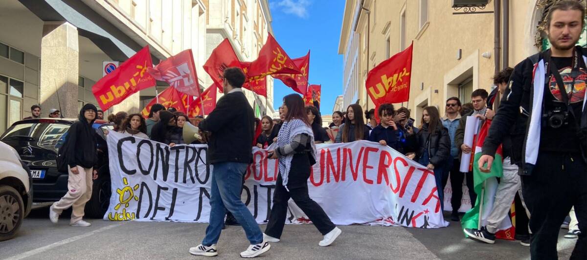 SOSTEGNO A POPOLO PALESTINESE, STUDENTI MANIFESTANO ALL’AQUILA. BORDATE A POLITICI ED ESPONENTI NATO