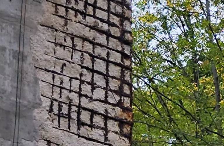 A24, PILONI AUTOSTRADALI NEL DEGRADO TRA TORNIMPARTE E L’AQUILA: PROTESTE ED ESPOSTO