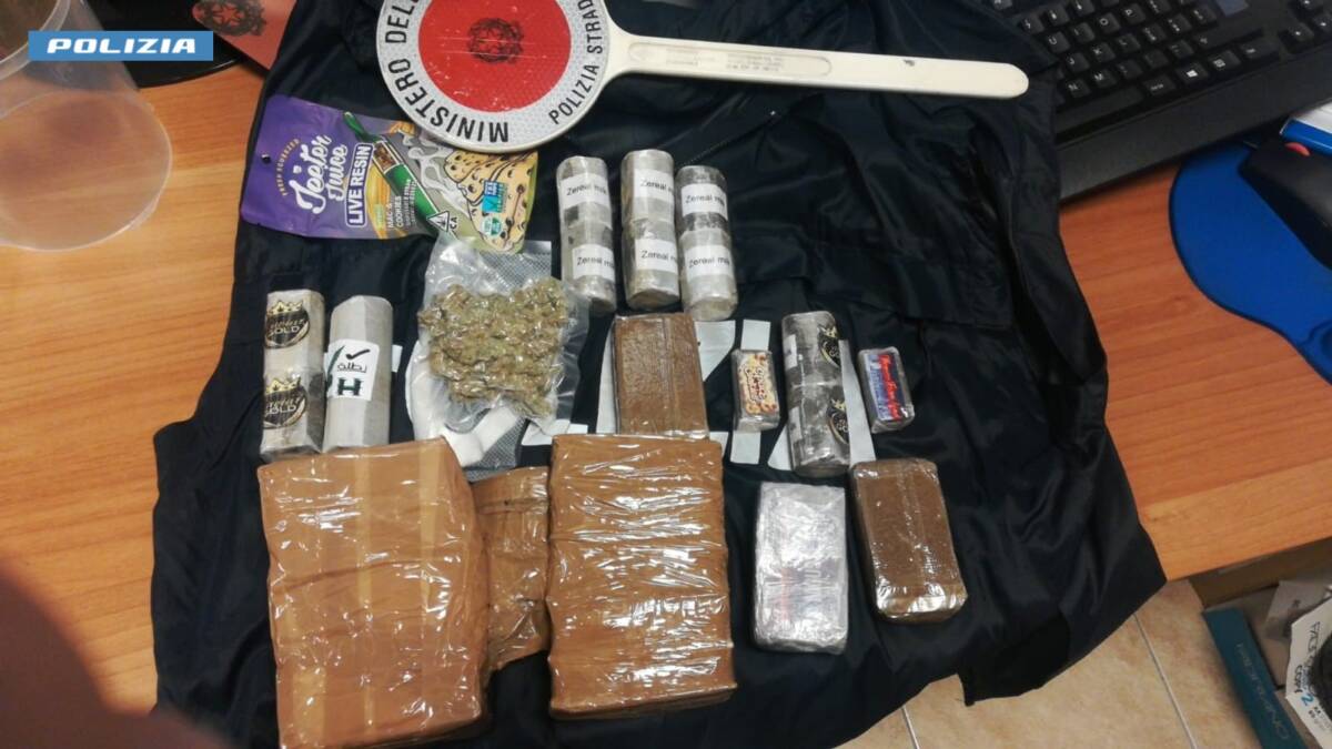 TAMPONAMENTO TRA AUTO SULLA A25: SPUNTANO DUE CHILI DI HASHISH