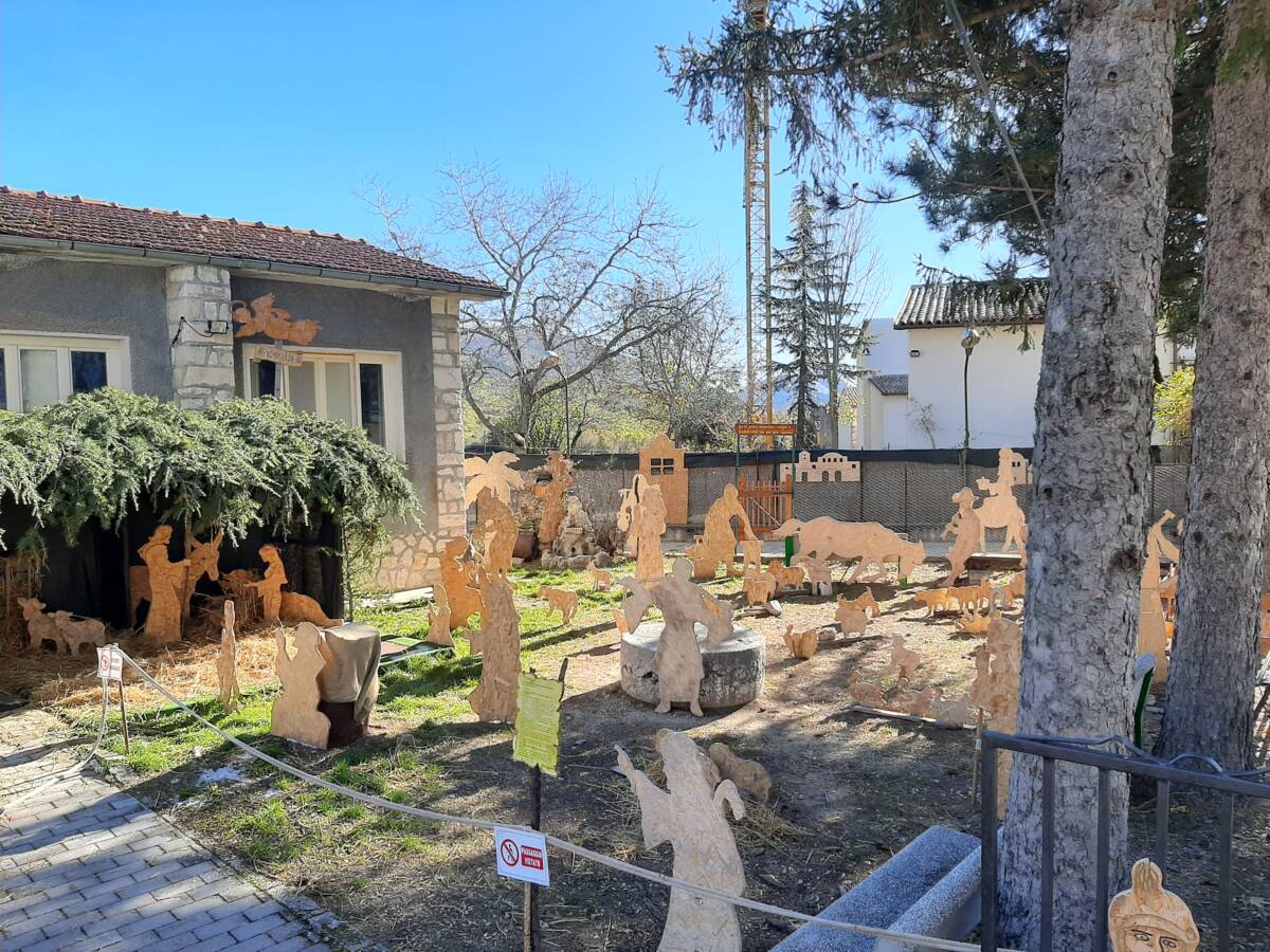 VILLA SANTA LUCIA DEGLI ABRUZZI: A CARRUFO PRESEPE CON SAGOME DI LEGNO E MERCATINI