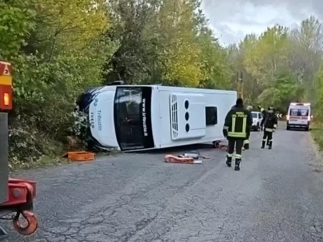 MONTEREALE: L’AUTISTA DELLO SCUOLABUS RIBALTATO, “RINGRAZIO CHI MI HA AIUTATO DOPO L’INCIDENTE”