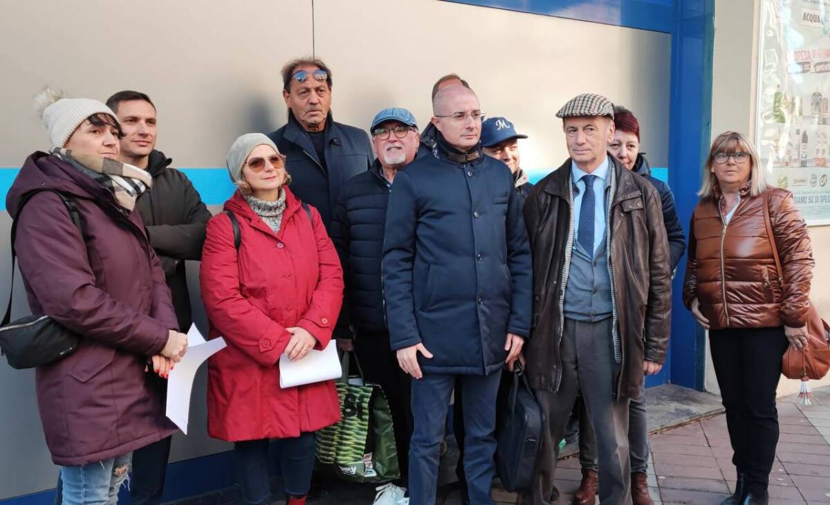 “RACCOLTA DIFFERENZIATA NEL CAOS”: PETTINARI AL SIT-IN A PESCARA IN VIA MAZZARINO