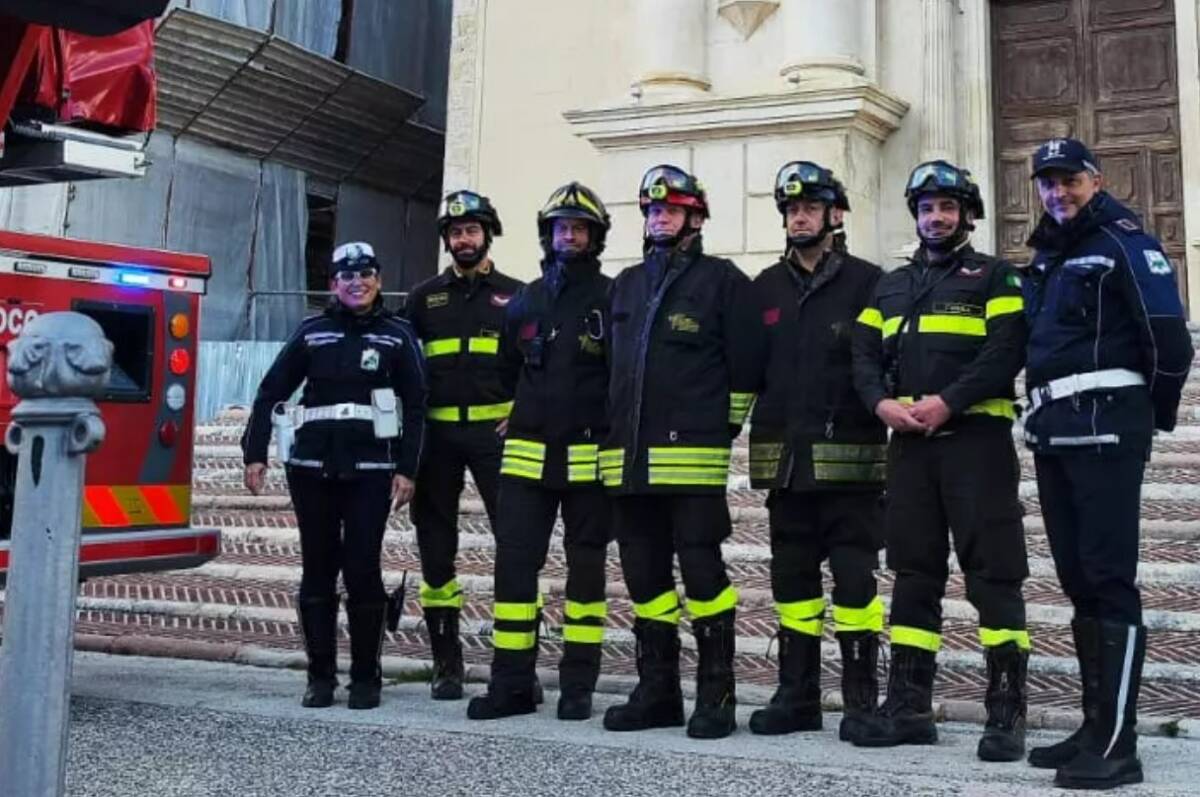 L’AQUILA: CADUTI PICCOLI CALCINACCI VICINO ALLA BASILICA DI SAN BERNARDINO, L’ALLARME POI RIENTRA