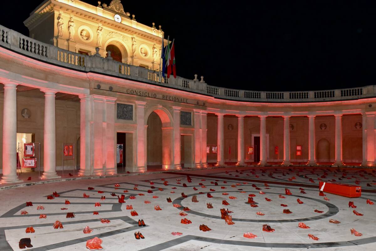 L’AQUILA, GIORNATA CONTRO LA VIOLENZA SULLE DONNE: L’EMICICLO ILLUMINATO DI ROSSO