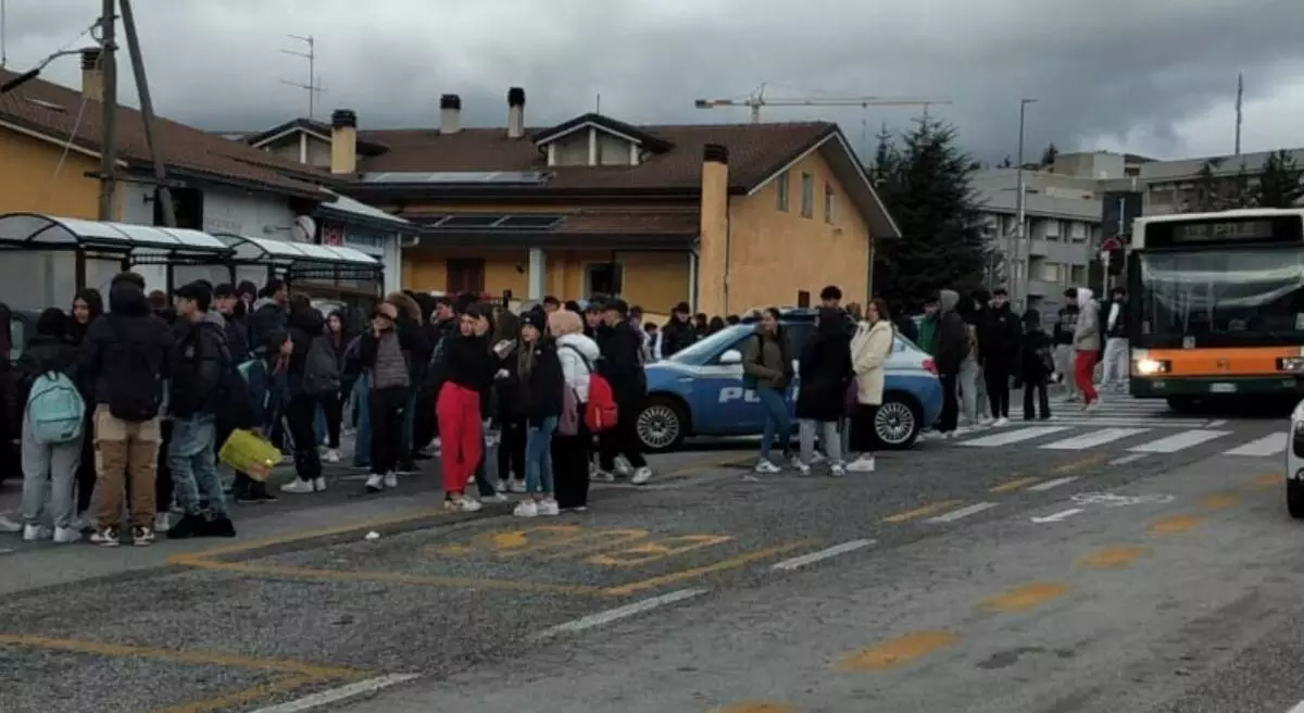 ACCOLTELLAMENTO L’AQUILA: LA VITTIMA, “AGGRESSIONE INSPIEGABILE”. MINORE RESTA DENTRO