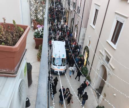 L’AQUILA: 15ENNE IN COMA ETILICO, TRASPORTATO IN OSPEDALE