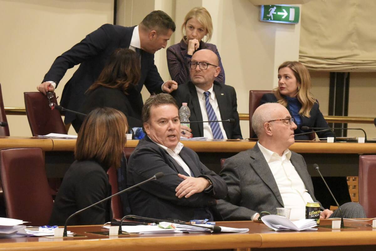 BILANCIO: LA NOTTATA DI LITIGI IN MAGGIORANZA, FI E LEGA CONTRO MARSILIO E FDI “PADRI PADRONI”