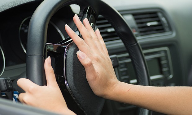 IL CLACSON: STORIA E TIPI DI SEGNALI PER AUTO. PERCHÉ CI SONO RESTRIZIONI LEGALI ALL’USO ?
